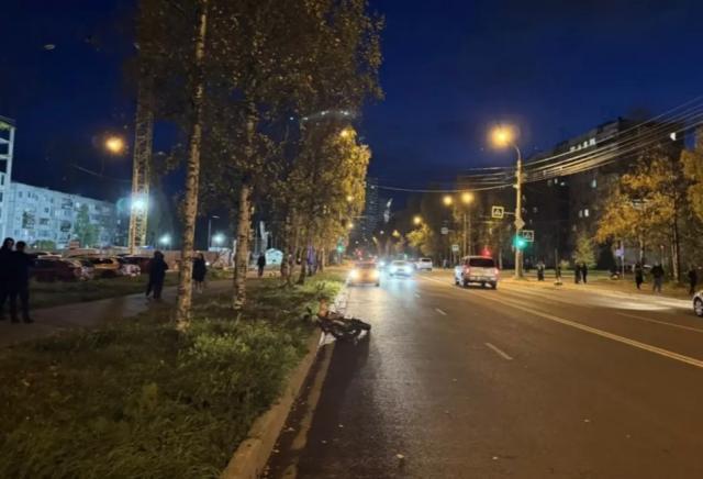 В Архангельске 17-летний мотоциклист, уходя от полиции, наехал на бордюр