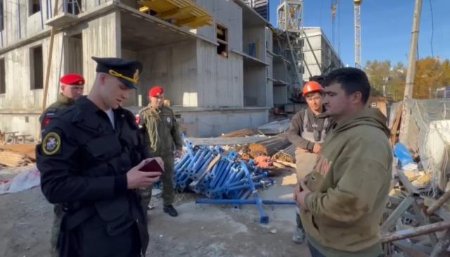 В Северодвинске десяток мигрантов, не вставших на воинский учет, направили в военный комиссариат