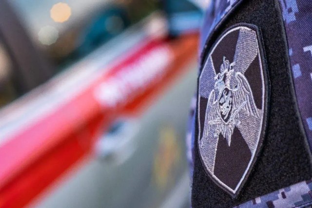 Бутылка настойки и 20 упаковок сыра на закуску. В Северодвинске поймали магазинного воришку