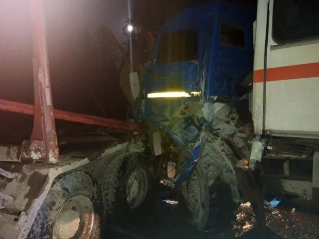В Архангельской области столкновение двух большегрузов спровоцировало массовое ДТП
